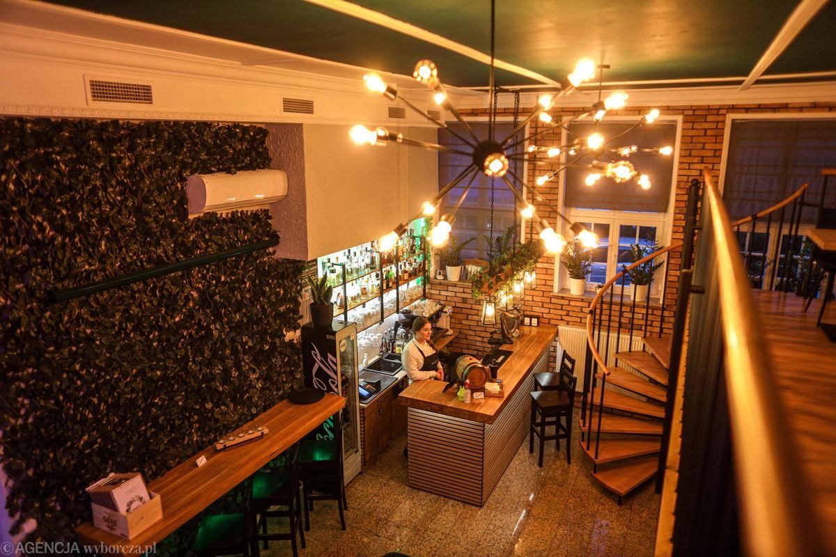 Widok z antresoli na bar